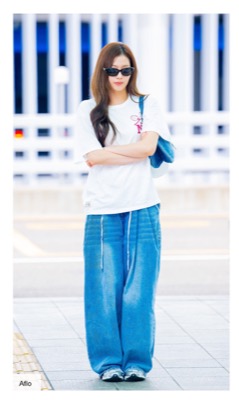 【空港ファッション】TWICEサナの着用ファッション・衣装（Tシャツ・バッグ・スニーカー）