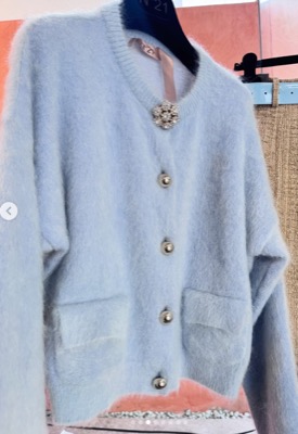 ブルーのビジューボタンカーディガン